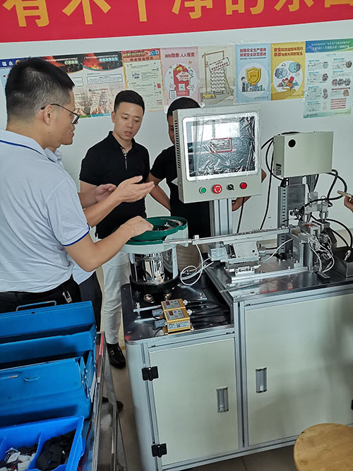 全自動(dòng)點(diǎn)膠機(jī)生產(chǎn)客戶