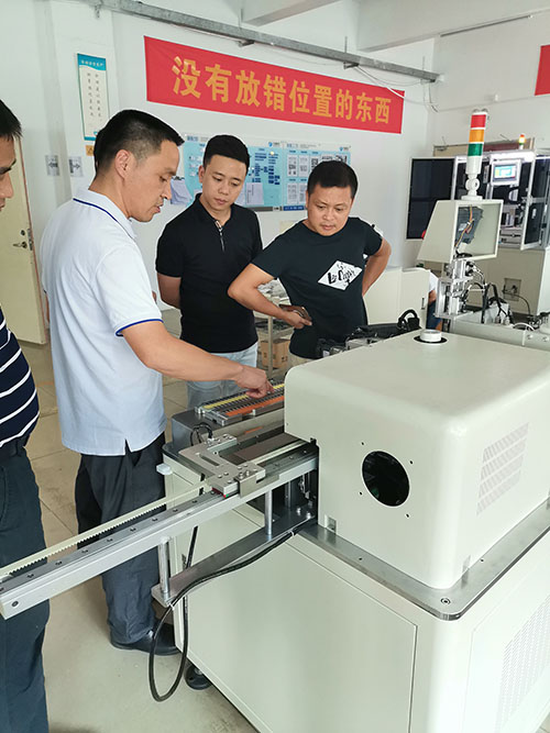 自動(dòng)點(diǎn)膠機(jī)