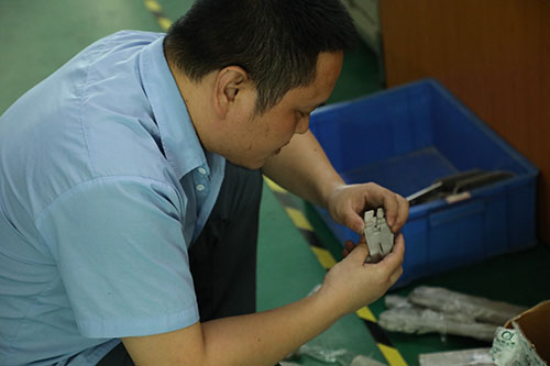 深圳半自動(dòng)點(diǎn)膠機(jī)設(shè)備廠家