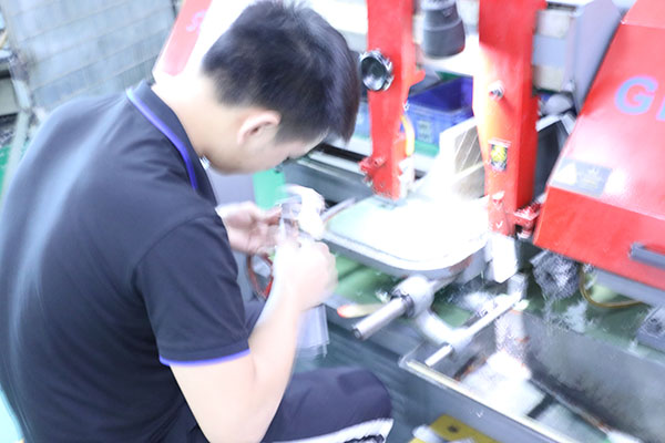 手動點膠機(jī)的使用方法